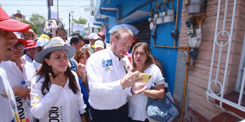 Santiago Taboada, candidato a la Jefatura de Gobierno por la coalición “Va X La CDMX”, reiteró su compromiso de acabar con el derecho de piso en conjunto con el trabajo de Rocío Barrera, aspirante a la alcaldía Venustiano Carranza por la misma alianza. FOTO: Especial