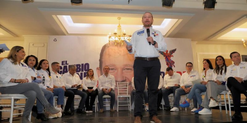 En colonias donde los candidatos opositores hacen recorridos o mítines también ocurre el cierre de válvulas por parte del Sistema de Aguas, acusó Santiago Taboada. FOTO: Especial