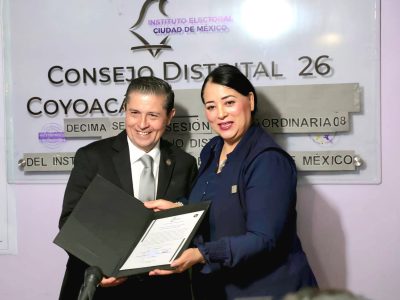 José Giovani Gutiérrez Aguilar, candidato de la Coalición Va X La CDMX para la alcaldía Coyoacán, recibió de manos de la representante del Instituto Electoral de la Ciudad de México, su constancia de mayoría que lo acredita como el ganador de las elecciones del pasado 2 de junio. FOTO: Especial