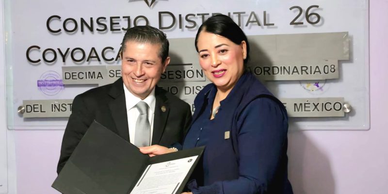 José Giovani Gutiérrez Aguilar, candidato de la Coalición Va X La CDMX para la alcaldía Coyoacán, recibió de manos de la representante del Instituto Electoral de la Ciudad de México, su constancia de mayoría que lo acredita como el ganador de las elecciones del pasado 2 de junio. FOTO: Especial