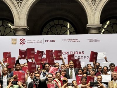 En el marco de la regularización de predios de la presa La Angostura, este viernes el Jefe de Gobierno de la Ciudad de México, Martí Batres Guadarrama efectuó la entrega de escrituras a los beneficiarios.