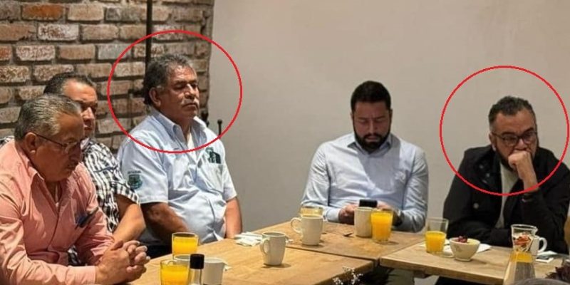 Ricardo Del Moral, líder de la Sección 1 del SUTGCDMX (tercero de izquierda a derecha), en reunión transando con Fernando Mercado.