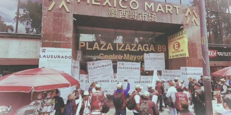 El Jefe de Gobierno, Martí Batres Guadarrama, informó que el edificio de Izazaga 89, donde se comercializaban diversos productos, fue clausurado el pasado 11 de julio por violaciones a la Ley de Desarrollo Urbano. FOTO: Especial