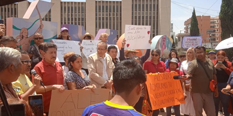 Vecinos de la Alcaldía Cuauhtémoc se manifestaron en defensa del voto a favor de la opositora Alessandra Rojo de la Vega, quien ganó los comicios del pasado 2 de junio, y anunciaron que van a promover juicios para la protección de los derechos políticos de los ciudadanos ante la autoridad electoral. FOTO: Especial