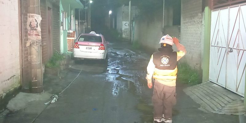 Asimismo, personal de Operación Hidráulica se encuentra en la calle La Virgen, San Miguel Topilejo, para disminuir los niveles de agua acumulada, por medio de un vehículo hidroneumático (Vactor).