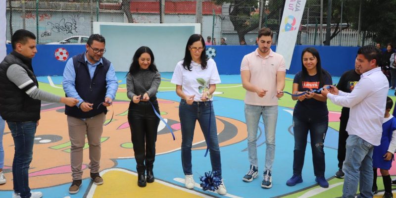 Lía Limón entregó la cancha de fútbol rápido "Canario" en colaboración con Comex y Blue Women Pink Men. La alcaldesa aseguró que este es un ejemplo del rescate de espacios públicos para dignificarlos y hacerlos seguros para que niñas y niños, jóvenes y familias enteras, puedan disfrutar de ellos. FOTOS: Especial