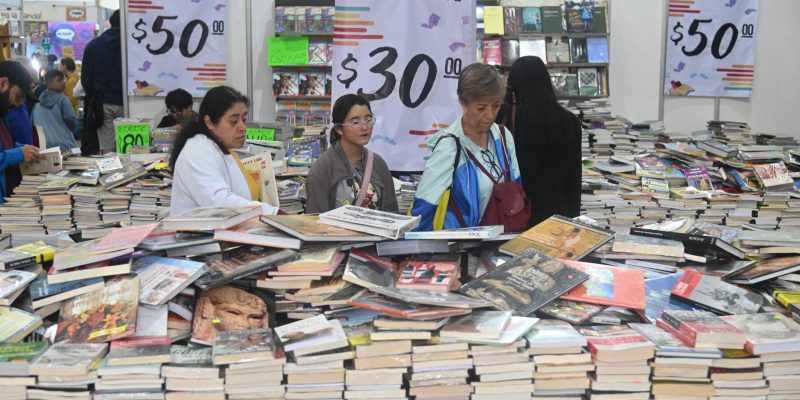 El Jefe de Gobierno, Martí Batres Guadarrama, visitó el 18° Gran Remate de Libros y Películas en el Monumento a la Revolución. FOTOS: Especial