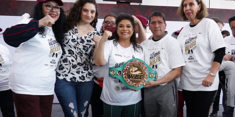 Se preparan para la clase nacional de boxeo en el Zócalo