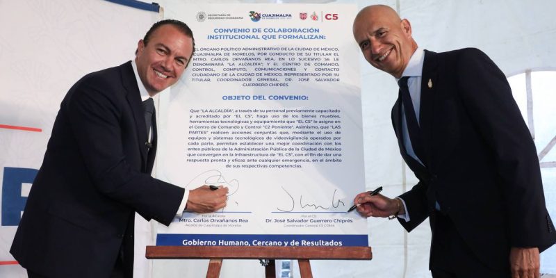 Con el objeto de fortalecer la seguridad en Cuajimalpa y la capacidad de respuesta ante emergencias, el Alcalde Carlos Orvañanos Rea y Salvador Guerrero Chiprés, Coordinador General del Centro de Comando, Control, Cómputo, Comunicaciones y Contacto Ciudadano de la Ciudad de México (C5) firmaron un convenio de colaboración. FOTOS: Especial