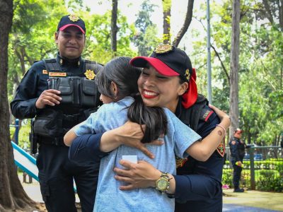 Ante el inicio del ciclo escolar 2025-2026, la alcaldía Benito Juárez refuerza la seguridad en planteles de educación básica mediante el operativo “Caminito de la Escuela”, en el que elementos de Blindar BJ360° buscan garantizar la integridad física de alumnos, madres y padres de familia, maestros y comunidad escolar. FOTOS: Especial