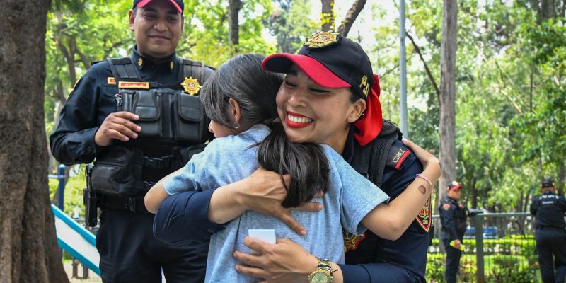 Ante el inicio del ciclo escolar 2025-2026, la alcaldía Benito Juárez refuerza la seguridad en planteles de educación básica mediante el operativo “Caminito de la Escuela”, en el que elementos de Blindar BJ360° buscan garantizar la integridad física de alumnos, madres y padres de familia, maestros y comunidad escolar. FOTOS: Especial