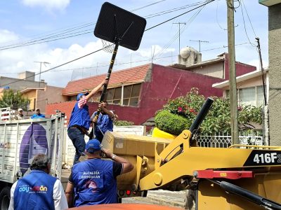 Una de las tareas permanentes que tiene la alcaldía es la recuperación del espacio público, por ello, el retiro de objetos que obstruyen la calle es un trabajo recurrente, así como el de informar a la ciudadanía que las banquetas y el arroyo vehicular deben estar libres para el tránsito vehicular o peatonal, pues el frente de las viviendas no es propiedad privada.