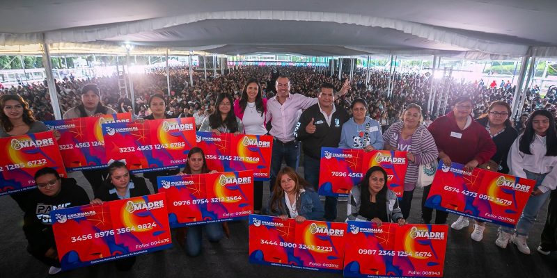 Orvañanos entrega 'tarjeta madre' a jefas de familia de Cuajimalpa. FOTOS: Especial