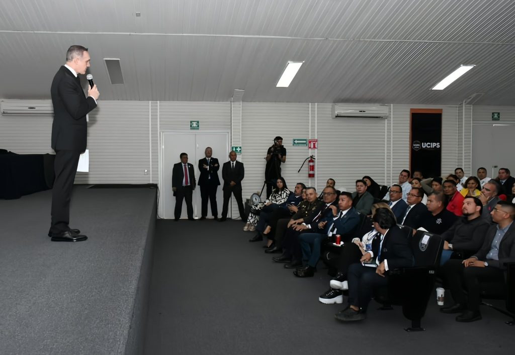 Otra vez, el director general del Metro, Adrián Rubalcava anda en todo menos cumpliendo su gran responsabilidad.