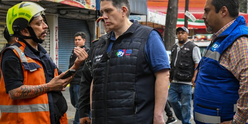 Alcalde Luis Mendoza atiende flamazo por acumulación de gas en colonia Portales