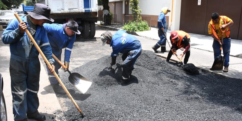 Bajo la instrucción del alcalde Luis Mendoza, la alcaldía Benito Juárez bacheó más de 48 mil metros cuadrados de carpeta asfáltica que se traducen en más de 6 mil 900 baches tapados y se continúa avanzando en su objetivo de erradicar los baches en la demarcación. FOTO: Especial