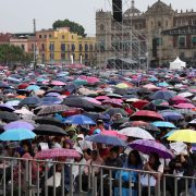 Brugada Molina explicó que Mercomuna significa mercado, comunidad y abasto, y que se trata de una medida que no sólo apoya a los hogares capitalinos, sino que genera un círculo virtuoso de consumo local. FOTO: Especial