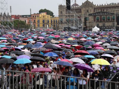 Brugada Molina explicó que Mercomuna significa mercado, comunidad y abasto, y que se trata de una medida que no sólo apoya a los hogares capitalinos, sino que genera un círculo virtuoso de consumo local. FOTO: Especial