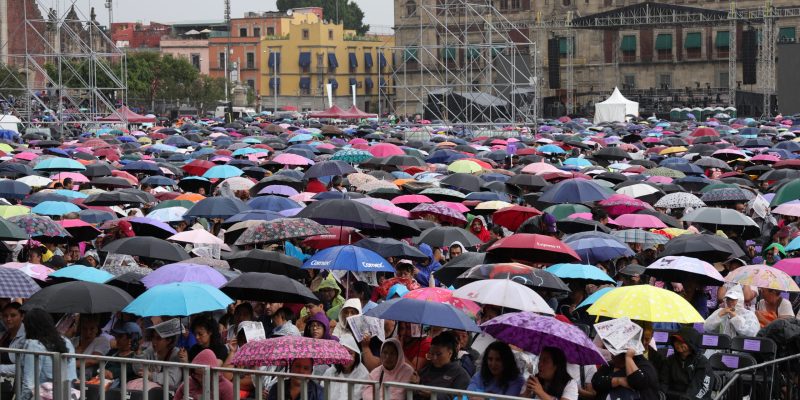 Brugada Molina explicó que Mercomuna significa mercado, comunidad y abasto, y que se trata de una medida que no sólo apoya a los hogares capitalinos, sino que genera un círculo virtuoso de consumo local. FOTO: Especial