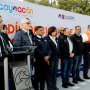 Giovani Gutiérrez encabezó la ceremonia cívica en el centro de Coyoacán, donde se depositó una ofrenda floral, se izó la bandera a media asta y se guardó un minuto de silencio con el puño derecho en alto, en memoria de quienes perdieron la vida en los sismos de 1985 y 2017. FOTOS: Especial