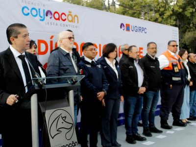 Giovani Gutiérrez encabezó la ceremonia cívica en el centro de Coyoacán, donde se depositó una ofrenda floral, se izó la bandera a media asta y se guardó un minuto de silencio con el puño derecho en alto, en memoria de quienes perdieron la vida en los sismos de 1985 y 2017. FOTOS: Especial