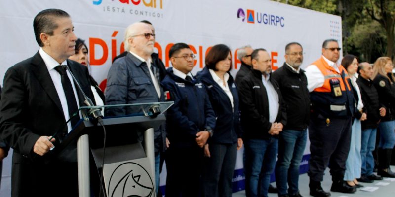 Giovani Gutiérrez encabezó la ceremonia cívica en el centro de Coyoacán, donde se depositó una ofrenda floral, se izó la bandera a media asta y se guardó un minuto de silencio con el puño derecho en alto, en memoria de quienes perdieron la vida en los sismos de 1985 y 2017. FOTOS: Especial