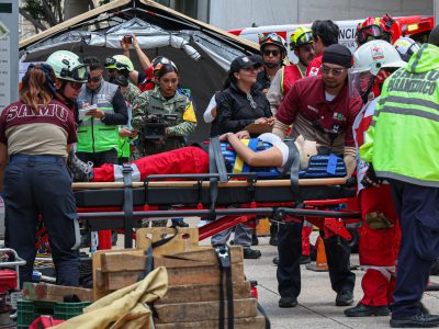 La jefa de Gobierno de la Ciudad de México, Clara Brugada Molina, encabezó la presentación del informe del Segundo Simulacro Nacional 2025, mismo que se realizó con éxito en toda la capital del país, pues contó con la participación de 8.1 millones de ciudadanos y 25 mil 354 inmuebles registrados, lo que representa cifras históricas en este tipo de ejercicios preventivos. FOTO: Especial