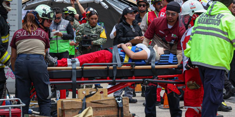 La jefa de Gobierno de la Ciudad de México, Clara Brugada Molina, encabezó la presentación del informe del Segundo Simulacro Nacional 2025, mismo que se realizó con éxito en toda la capital del país, pues contó con la participación de 8.1 millones de ciudadanos y 25 mil 354 inmuebles registrados, lo que representa cifras históricas en este tipo de ejercicios preventivos. FOTO: Especial