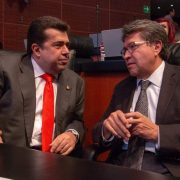 Si el diputado Pedro Haces se comporta como personaje que puede moverse en avión o helicóptero privados, celebrar su fiesta de cumpleaños en España o festejar con amigos en restaurante de suntuoso hotel de la Ciudad de México es porque posee recursos para hacerlo. FOTO: Especial