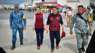 La presidenta de México, Claudia Sheinbaum Pardo; y el gobernador de Hidalgo, Julio Menchaca Salazar; encabezaron una gira de trabajo por los municipios de Huehuetla y Tianguistengo, con el objetivo de dialogar con la gente, supervisar las acciones de apoyo y fortalecer la coordinación interinstitucional para atender esta emergencia. FOTO: Especial