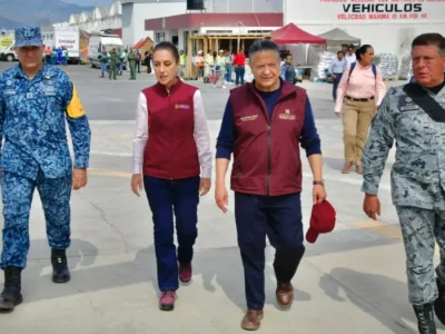 La presidenta de México, Claudia Sheinbaum Pardo; y el gobernador de Hidalgo, Julio Menchaca Salazar; encabezaron una gira de trabajo por los municipios de Huehuetla y Tianguistengo, con el objetivo de dialogar con la gente, supervisar las acciones de apoyo y fortalecer la coordinación interinstitucional para atender esta emergencia. FOTO: Especial