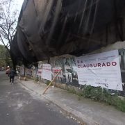 La alcaldía Coyoacán dio a conocer que este lunes se registró un incidente en donde un grupo de manifestantes que protestaban en el Palacio de Cortés fueron salpicados con agua con una manguera que le fue arrebatada a un trabajador de la demarcación, quien realizaba tareas de limpieza del Jardín Hidalgo. FOTO: Especial