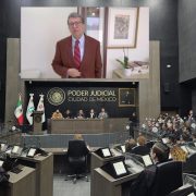Otro que es mensaje: su gran aliado es el coordinador de los diputados federales, Ricardo Monreal, pues aunque no asistió al Informe, fue el único orador, además del magistrado. Guerra proyectó un videomensaje del legislador, en el que resalta su trayectoria, su labor, le desea suerte, pero sobre todo le ofrece todo su respaldo.