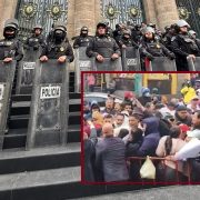 Furioso porque Morena decidió llamar a que volviera Gerardo González García, diputado propietario, su suplente Víctor Hugo Lobo Rodríguez secuestró este miércoles el Congreso de la Ciudad de México. FOTO: Especial