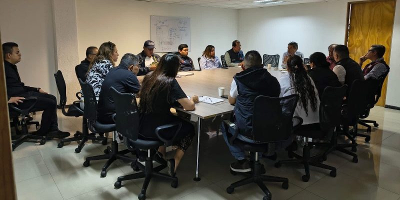 Este viernes se estableció una mesa de diálogo entre el Gobierno Central, la alcaldía Cuauhtémoc e integrantes del comercio popular desalojados la semana pasada por elementos de la demarcación; sin embargo, no asistió Alessandra Rojo de la Vega, principal promotora del ordenamiento en las calles.