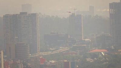 Quien sale de la CDMX tres o cuatro días, tiempo en que el cuerpo más o menos se limpia de los contaminantes, se percata de una triste realidad: al volver, apenas se abren las puertas del avión, se percibe la peste del smog, ese olor a gasolina y diésel quemado, a humo de coche de vieja tecnología de combustión. Provoca nausea y dolor de cabeza. FOTO: Cuartoscuro