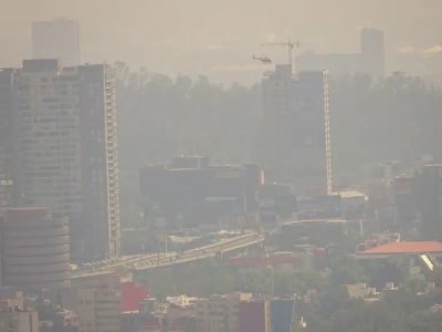 Quien sale de la CDMX tres o cuatro días, tiempo en que el cuerpo más o menos se limpia de los contaminantes, se percata de una triste realidad: al volver, apenas se abren las puertas del avión, se percibe la peste del smog, ese olor a gasolina y diésel quemado, a humo de coche de vieja tecnología de combustión. Provoca nausea y dolor de cabeza. FOTO: Cuartoscuro