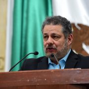 Para lograr espacios dignos de estancia y espera para familiares en los hospitales públicos de la Ciudad de México, así como incorporar el enfoque de cuidados en la atención en dichos espacios, el Congreso capitalino estudia una iniciativa para reformar los artículos 12, 16 y 44 de la Ley de Salud local, y adicionar el Artículo 47 Bis del mismo ordenamiento.