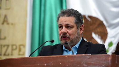 Para lograr espacios dignos de estancia y espera para familiares en los hospitales públicos de la Ciudad de México, así como incorporar el enfoque de cuidados en la atención en dichos espacios, el Congreso capitalino estudia una iniciativa para reformar los artículos 12, 16 y 44 de la Ley de Salud local, y adicionar el Artículo 47 Bis del mismo ordenamiento.