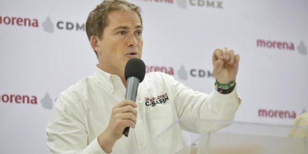 El alcalde de Álvaro Obregón, Javier López Casarín anda tan desesperado ante la imposibilidad de reelegirse, que ya hasta quiere repartir dinero que no tiene en el presupuesto, total, prometer no empobrece. FOTO: Especial