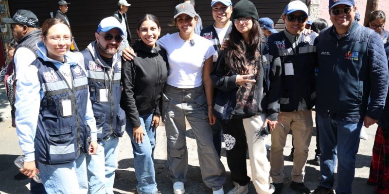 La alcaldesa Alessandra Rojo de la Vega encabezó una jornada de Limpia Cuauhtémoc en la colonia Obrera, donde recorrió la zona junto a su gabinete y atendió directamente reportes de vecinas y vecinos en lo que respecta a alumbrado público, desazolve, drenaje, poda, bacheo y balizamiento, entre otras acciones. FOTO: Especial