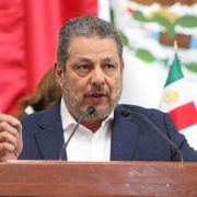 El diputado Ernesto Villarreal Cantú, coordinador del Grupo Parlamentario del Partido del Trabajo en el Congreso de la Ciudad de México III Legislatura, presentó una iniciativa para reformar el Artículo 12 de la Ley de Salud local con el propósito de reconocer el derecho de las personas en situación de dependencia a estar acompañadas por una persona cuidadora durante su hospitalización, así como regular su participación como co-auxiliar del equipo de salud. FOTO: Especial