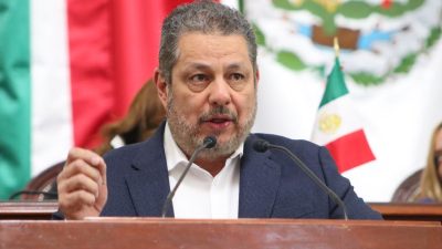 El diputado Ernesto Villarreal Cantú, coordinador del Grupo Parlamentario del Partido del Trabajo en el Congreso de la Ciudad de México III Legislatura, presentó una iniciativa para reformar el Artículo 12 de la Ley de Salud local con el propósito de reconocer el derecho de las personas en situación de dependencia a estar acompañadas por una persona cuidadora durante su hospitalización, así como regular su participación como co-auxiliar del equipo de salud. FOTO: Especial