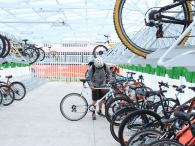 Los edificios públicos del Gobierno de la Ciudad de México y de las 16 alcaldías, así como los establecimientos mercantiles, deberían contar con lugares de estacionamientos especiales para las bicicletas y otros vehículos no motorizados, planteó la diputada Paula Alejandra Pérez Córdova. FOTO: X @biciamigable