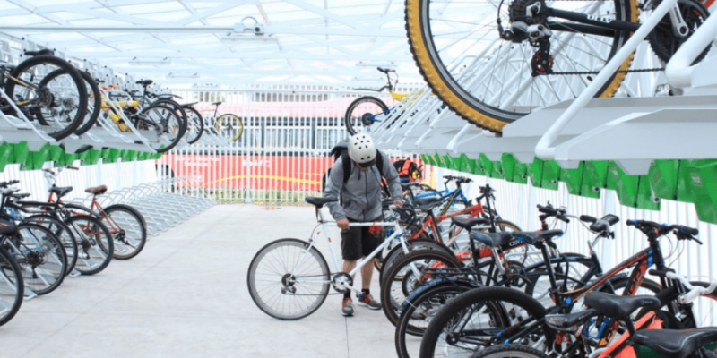 Los edificios públicos del Gobierno de la Ciudad de México y de las 16 alcaldías, así como los establecimientos mercantiles, deberían contar con lugares de estacionamientos especiales para las bicicletas y otros vehículos no motorizados, planteó la diputada Paula Alejandra Pérez Córdova. FOTO: X @biciamigable