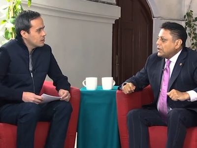 Jorge Armando Rocha, director de ese Canal desde el 20 de noviembre, conductor de ese programa “Perfiles”, decidió entrevistar en la primera emisión al diputado Israel Moreno, jefe político de la directora general de Operación y Producción del Canal, Alma Vera. FOTO: Especial