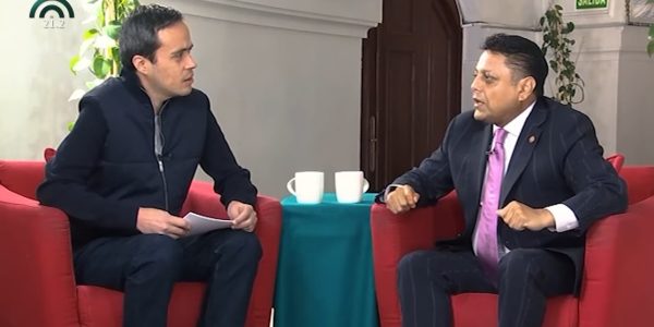 Jorge Armando Rocha, director de ese Canal desde el 20 de noviembre, conductor de ese programa “Perfiles”, decidió entrevistar en la primera emisión al diputado Israel Moreno, jefe político de la directora general de Operación y Producción del Canal, Alma Vera. FOTO: Especial