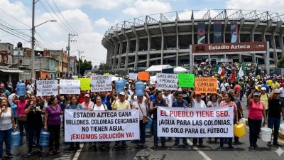 A los habitantes de la colonia Pedregal de Santa Úrsula, junto al estadio Azteca, no les han hecho justicia cuatro Mundiales de Futbol, ni los gobiernos del Partido Revolucionario Institucional, Partido de la Revolución Democrática, ni el Movimiento de Regeneración Nacional. Sus problemas de escasez de agua persisten. IMAGEN: Recreación de protestas en el Estadio Azteca con inteligencia artificial de Gemini