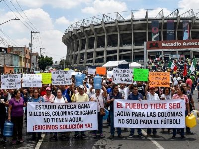 A los habitantes de la colonia Pedregal de Santa Úrsula, junto al estadio Azteca, no les han hecho justicia cuatro Mundiales de Futbol, ni los gobiernos del Partido Revolucionario Institucional, Partido de la Revolución Democrática, ni el Movimiento de Regeneración Nacional. Sus problemas de escasez de agua persisten. IMAGEN: Recreación de protestas en el Estadio Azteca con inteligencia artificial de Gemini