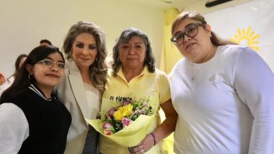 En la alcaldía Azcapotzalco, la dirigente perredista tomó protesta a Guadalupe Fonseca, como delegada presidenta del Comité del Sol Azteca en esa demarcación, así como a las secretarias integrantes de la dirigencia en dicho territorio.